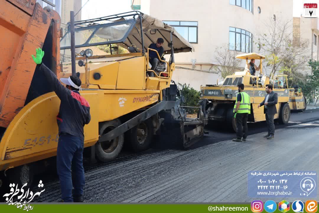 آسفالت معابر شهر طرقبه با جدیت دنبال می شود