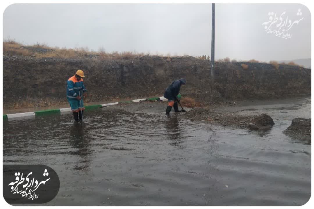 تلاش پرسنل شهرداری طرقبه در زیر باران رحمت الهی 